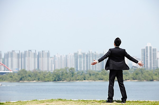 포토 JPG 주간 전신 직업 라이프스타일 남자 맨라이프 포즈 비즈니스 모션 팔벌리기 한명 서기 사람 동양인 정장 빌딩 잔디 20대 성인 야외 뒷모습 아웃포커스 비즈니스라이프 강 한국인 자유 도시 직장인 비즈니스맨 한강 남자만 남자한명만 성인남자만 청년만 청년남자만 청년남자한명만 성인한명만 성인남자한명만 성인만 국내포토 자연요소 식물 1 옷 뷰포인트 컨셉 서울 촬영기법 인종 청년 건물 생활 랜드마크 파일형식
