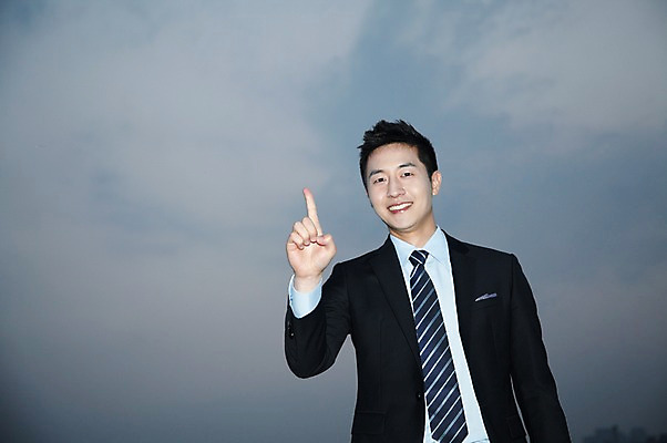 포토 JPG 주간 구름 직업 1 라이프스타일 남자 맨라이프 포즈 비즈니스 모션 하늘 한명 미소 웃음 사람 동양인 정장 손짓 상반신 20대 성인 야외 앞모습 비즈니스라이프 한국인 직장인 비즈니스맨 남자만 남자한명만 성인남자만 청년만 청년남자만 청년남자한명만 성인한명만 성인남자한명만 성인만 국내포토 자연요소 옷 뷰포인트 표정 인종 청년 생활 파일형식