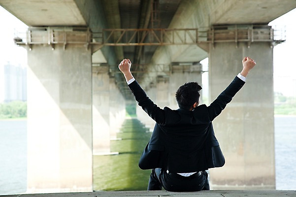 포토 JPG 주간 직업 라이프스타일 남자 맨라이프 포즈 비즈니스 모션 한명 사람 앉기 동양인 정장 20대 성인 야외 뒷모습 아웃포커스 비즈니스라이프 강 손들기 주먹 만세 한국인 직장인 비즈니스맨 한강 다리밑 남자만 남자한명만 성인남자만 청년만 청년남자만 청년남자한명만 성인한명만 성인남자한명만 성인만 국내포토 자연요소 1 옷 뷰포인트 서울 촬영기법 인종 청년 생활 다리_건축물 아래 랜드마크 파일형식