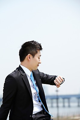 포토 JPG 주간 직업 라이프스타일 응시 남자 맨라이프 비즈니스 한명 사람 동양인 정장 상반신 20대 성인 야외 옆모습 아웃포커스 비즈니스라이프 강 한국인 다리 시간 직장인 비즈니스맨 손목시계 한강 가교 남자만 남자한명만 성인남자만 청년만 청년남자만 청년남자한명만 성인한명만 성인남자한명만 성인만 국내포토 자연요소 1 건축물 시선 옷 뷰포인트 시계 장신구 서울 촬영기법 인종 청년 생활 랜드마크 파일형식