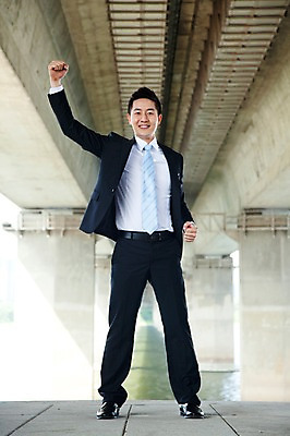 포토 JPG 주간 전신 직업 라이프스타일 남자 맨라이프 포즈 비즈니스 모션 한명 서기 미소 웃음 사람 동양인 정장 20대 성인 야외 앞모습 아웃포커스 비즈니스라이프 파이팅 주먹 한국인 직장인 비즈니스맨 한강 다리밑 남자만 남자한명만 성인남자만 청년만 청년남자만 청년남자한명만 성인한명만 성인남자한명만 성인만 국내포토 자연요소 1 옷 뷰포인트 서울 촬영기법 표정 인종 청년 생활 다리_건축물 아래 랜드마크 파일형식
