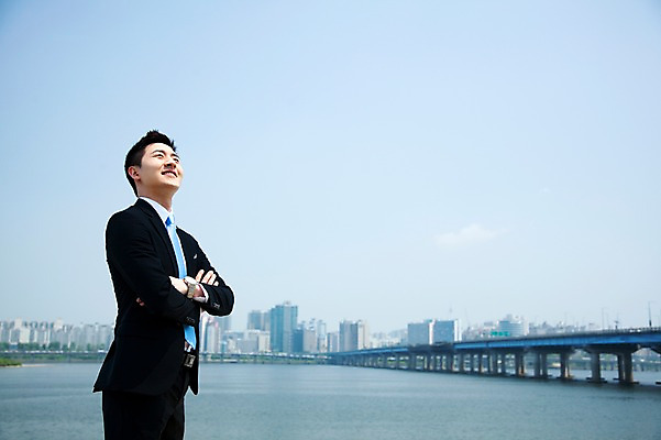 포토 JPG 주간 구름 직업 라이프스타일 응시 남자 맨라이프 비즈니스 하늘 휴식 한명 서기 미소 웃음 사람 동양인 정장 빌딩 20대 성인 야외 옆모습 비즈니스라이프 강 팔짱 한국인 직장인 비즈니스맨 한강 가교 남자만 남자한명만 성인남자만 청년만 청년남자만 청년남자한명만 성인한명만 성인남자한명만 성인만 국내포토 자연요소 1 건축물 시선 옷 뷰포인트 컨셉 모션 서울 표정 인종 청년 건물 생활 랜드마크 파일형식