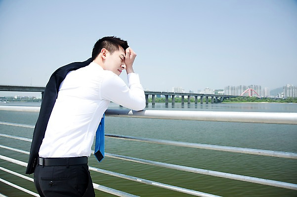 포토 JPG 주간 직업 라이프스타일 남자 맨라이프 비즈니스 난간 하늘 휴식 한명 서기 사람 동양인 정장 빌딩 상반신 20대 성인 야외 옆모습 비즈니스라이프 강 눈감음 한국인 직장인 비즈니스맨 고민 한강 가교 남자만 남자한명만 성인남자만 청년만 청년남자만 청년남자한명만 성인한명만 성인남자한명만 성인만 국내포토 자연요소 1 건축물 옷 감정 뷰포인트 컨셉 모션 서울 인종 청년 건물 생활 랜드마크 파일형식
