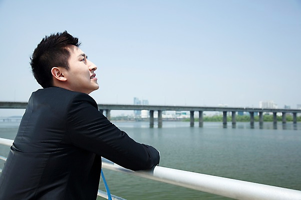 포토 JPG 주간 직업 라이프스타일 응시 남자 맨라이프 비즈니스 난간 하늘 휴식 한명 사람 동양인 정장 빌딩 상반신 20대 성인 야외 옆모습 아웃포커스 비즈니스라이프 강 한국인 직장인 비즈니스맨 한강 가교 남자만 남자한명만 성인남자만 청년만 청년남자만 청년남자한명만 성인한명만 성인남자한명만 성인만 국내포토 자연요소 1 건축물 시선 옷 뷰포인트 컨셉 서울 촬영기법 인종 청년 건물 생활 랜드마크 파일형식