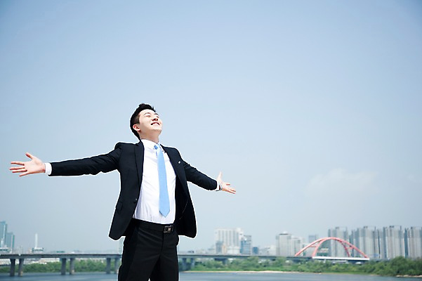 포토 JPG 주간 직업 라이프스타일 남자 맨라이프 포즈 비즈니스 모션 하늘 팔벌리기 한명 서기 미소 웃음 사람 동양인 정장 빌딩 20대 성인 야외 비즈니스라이프 눈감음 한국인 자유 도시 직장인 비즈니스맨 한강 가교 남자만 남자한명만 성인남자만 청년만 청년남자만 청년남자한명만 성인한명만 성인남자한명만 성인만 국내포토 자연요소 1 건축물 옷 컨셉 서울 표정 인종 청년 건물 생활 랜드마크 파일형식