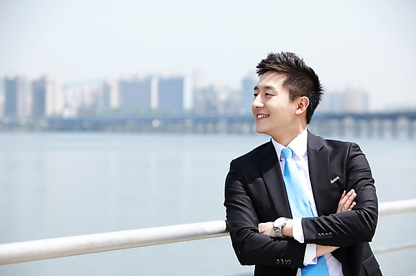 포토 JPG 주간 직업 라이프스타일 응시 남자 맨라이프 비즈니스 난간 휴식 한명 미소 웃음 사람 동양인 정장 빌딩 상반신 20대 성인 야외 앞모습 아웃포커스 비즈니스라이프 강 팔짱 한국인 직장인 비즈니스맨 한강 가교 남자만 남자한명만 성인남자만 청년만 청년남자만 청년남자한명만 성인한명만 성인남자한명만 성인만 국내포토 자연요소 1 건축물 시선 옷 뷰포인트 컨셉 모션 서울 촬영기법 표정 인종 청년 건물 생활 랜드마크 파일형식