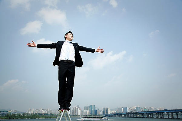 포토 JPG 주간 전신 구름 직업 라이프스타일 남자 맨라이프 포즈 비즈니스 사다리 모션 하늘 팔벌리기 한명 서기 미소 웃음 사람 동양인 정장 빌딩 20대 성인 야외 앞모습 비즈니스라이프 눈감음 한국인 자유 도시 직장인 비즈니스맨 한강 가교 남자만 남자한명만 성인남자만 청년만 청년남자만 청년남자한명만 성인한명만 성인남자한명만 성인만 국내포토 자연요소 1 건축물 옷 뷰포인트 컨셉 서울 표정 인종 청년 건물 생활 도구 랜드마크 파일형식