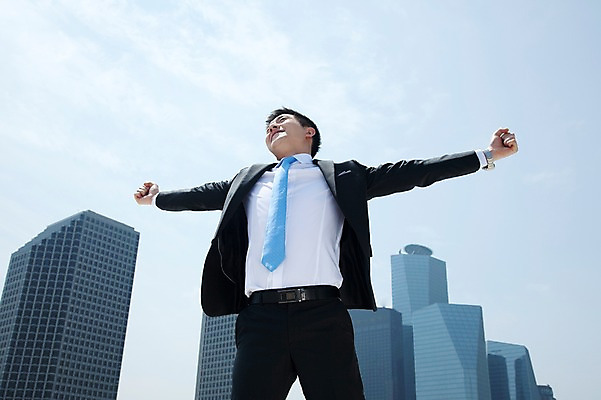 포토 JPG 주간 구름 직업 라이프스타일 남자 로우앵글 맨라이프 포즈 비즈니스 모션 하늘 팔벌리기 한명 서기 미소 웃음 사람 동양인 정장 빌딩 20대 성인 야외 앞모습 비즈니스라이프 한국인 자유 직장인 비즈니스맨 남자만 남자한명만 성인남자만 청년만 청년남자만 청년남자한명만 성인한명만 성인남자한명만 성인만 국내포토 자연요소 1 옷 뷰포인트 컨셉 표정 인종 청년 건물 생활 파일형식