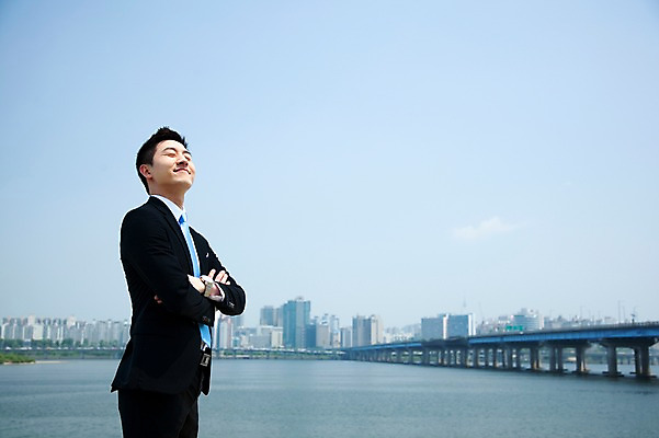 포토 JPG 주간 구름 직업 라이프스타일 남자 맨라이프 비즈니스 하늘 휴식 한명 서기 미소 웃음 사람 동양인 정장 빌딩 20대 성인 야외 옆모습 비즈니스라이프 강 팔짱 눈감음 한국인 직장인 비즈니스맨 한강 가교 남자만 남자한명만 성인남자만 청년만 청년남자만 청년남자한명만 성인한명만 성인남자한명만 성인만 국내포토 자연요소 1 건축물 옷 뷰포인트 컨셉 모션 서울 표정 인종 청년 건물 생활 랜드마크 파일형식