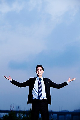 포토 JPG 주간 구름 직업 라이프스타일 남자 맨라이프 포즈 비즈니스 모션 하늘 팔벌리기 한명 서기 미소 웃음 사람 동양인 정장 20대 성인 야외 앞모습 아웃포커스 비즈니스라이프 한국인 자유 직장인 비즈니스맨 가교 남자만 남자한명만 성인남자만 청년만 청년남자만 청년남자한명만 성인한명만 성인남자한명만 성인만 국내포토 자연요소 1 건축물 옷 뷰포인트 컨셉 촬영기법 표정 인종 청년 생활 파일형식