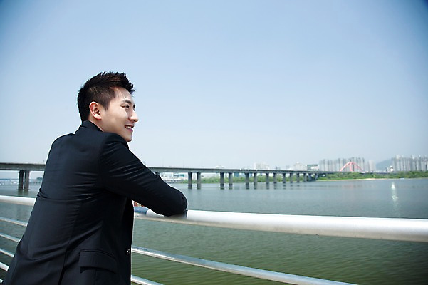 포토 JPG 주간 직업 라이프스타일 응시 남자 맨라이프 비즈니스 난간 하늘 휴식 한명 미소 웃음 사람 동양인 정장 빌딩 상반신 20대 성인 야외 옆모습 아웃포커스 비즈니스라이프 강 한국인 직장인 비즈니스맨 한강 가교 남자만 남자한명만 성인남자만 청년만 청년남자만 청년남자한명만 성인한명만 성인남자한명만 성인만 국내포토 자연요소 1 건축물 시선 옷 뷰포인트 컨셉 서울 촬영기법 표정 인종 청년 건물 생활 랜드마크 파일형식