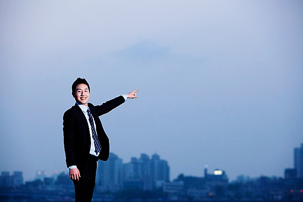 포토 JPG 주간 직업 라이프스타일 응시 남자 맨라이프 포즈 비즈니스 모션 하늘 한명 서기 미소 웃음 사람 동양인 정장 손짓 빌딩 20대 성인 야외 옆모습 아웃포커스 비즈니스라이프 한국인 가리킴 도시 직장인 비즈니스맨 남자만 남자한명만 성인남자만 청년만 청년남자만 청년남자한명만 성인한명만 성인남자한명만 성인만 국내포토 자연요소 1 시선 옷 뷰포인트 촬영기법 표정 인종 청년 건물 생활 파일형식