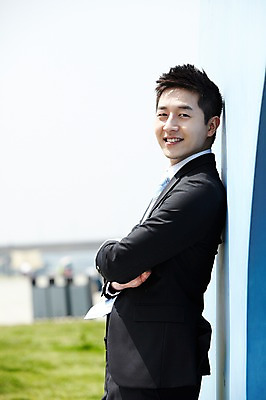 포토 JPG 주간 직업 라이프스타일 남자 맨라이프 비즈니스 휴식 한명 미소 웃음 사람 동양인 정장 상반신 20대 성인 야외 옆모습 아웃포커스 비즈니스라이프 팔짱 한국인 직장인 비즈니스맨 남자만 남자한명만 성인남자만 청년만 청년남자만 청년남자한명만 성인한명만 성인남자한명만 성인만 국내포토 자연요소 1 옷 뷰포인트 컨셉 모션 촬영기법 표정 인종 청년 생활 파일형식