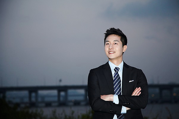 포토 JPG 주간 직업 라이프스타일 응시 남자 맨라이프 비즈니스 휴식 한명 미소 웃음 사람 동양인 정장 상반신 20대 성인 야외 앞모습 아웃포커스 비즈니스라이프 팔짱 한국인 직장인 비즈니스맨 저녁 한강 가교 남자만 남자한명만 성인남자만 청년만 청년남자만 청년남자한명만 성인한명만 성인남자한명만 성인만 국내포토 자연요소 1 건축물 시선 옷 뷰포인트 컨셉 모션 서울 촬영기법 표정 인종 청년 생활 야간 랜드마크 파일형식