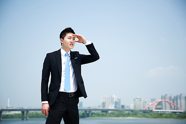 포토 JPG 주간 구름 직업 라이프스타일 응시 남자 맨라이프 포즈 비즈니스 모션 하늘 한명 서기 사람 동양인 정장 손짓 빌딩 20대 성인 야외 앞모습 아웃포커스 비즈니스라이프 한국인 관찰 도시 직장인 비즈니스맨 한강 가교 남자만 남자한명만 성인남자만 청년만 청년남자만 청년남자한명만 성인한명만 성인남자한명만 성인만 국내포토 자연요소 1 건축물 시선 옷 뷰포인트 서울 촬영기법 인종 청년 건물 생활 랜드마크 파일형식