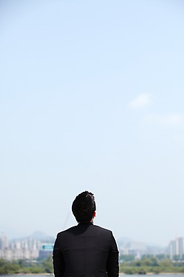 포토 JPG 주간 구름 직업 라이프스타일 남자 맨라이프 비즈니스 하늘 휴식 한명 사람 동양인 정장 빌딩 상반신 20대 성인 야외 뒷모습 아웃포커스 비즈니스라이프 한국인 직장인 비즈니스맨 한강 남자만 남자한명만 성인남자만 청년만 청년남자만 청년남자한명만 성인한명만 성인남자한명만 성인만 국내포토 자연요소 1 옷 뷰포인트 컨셉 서울 촬영기법 인종 청년 건물 생활 랜드마크 파일형식