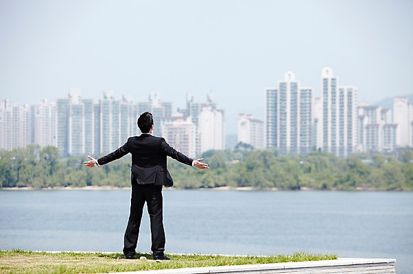 포토 JPG 주간 전신 직업 라이프스타일 남자 맨라이프 포즈 비즈니스 모션 팔벌리기 한명 서기 사람 동양인 정장 빌딩 잔디 20대 성인 야외 뒷모습 아웃포커스 비즈니스라이프 강 한국인 자유 도시 직장인 비즈니스맨 한강 남자만 남자한명만 성인남자만 청년만 청년남자만 청년남자한명만 성인한명만 성인남자한명만 성인만 국내포토 자연요소 식물 1 옷 뷰포인트 컨셉 서울 촬영기법 인종 청년 건물 생활 랜드마크 파일형식