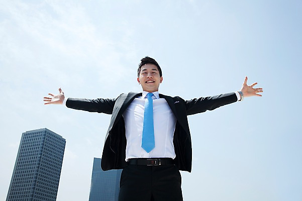 포토 JPG 주간 구름 직업 라이프스타일 남자 로우앵글 맨라이프 포즈 비즈니스 모션 하늘 팔벌리기 한명 서기 미소 웃음 사람 동양인 정장 빌딩 20대 성인 야외 앞모습 비즈니스라이프 한국인 자유 직장인 비즈니스맨 남자만 남자한명만 성인남자만 청년만 청년남자만 청년남자한명만 성인한명만 성인남자한명만 성인만 국내포토 자연요소 1 옷 뷰포인트 컨셉 표정 인종 청년 건물 생활 파일형식