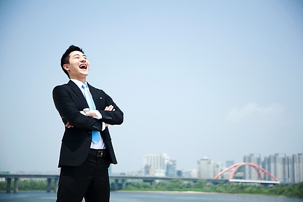 포토 JPG 주간 구름 직업 라이프스타일 응시 남자 맨라이프 포즈 비즈니스 모션 하늘 한명 서기 미소 웃음 사람 동양인 정장 빌딩 20대 성인 야외 아웃포커스 비즈니스라이프 강 팔짱 한국인 도시 직장인 비즈니스맨 한강 가교 남자만 남자한명만 성인남자만 청년만 청년남자만 청년남자한명만 성인한명만 성인남자한명만 성인만 국내포토 자연요소 1 건축물 시선 옷 서울 촬영기법 표정 인종 청년 건물 생활 랜드마크 파일형식