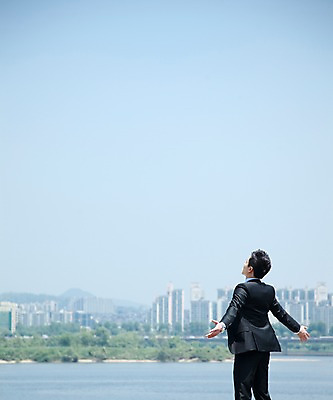 포토 JPG 주간 직업 라이프스타일 남자 맨라이프 포즈 비즈니스 모션 하늘 팔벌리기 한명 서기 사람 동양인 정장 빌딩 20대 성인 야외 뒷모습 아웃포커스 비즈니스라이프 강 한국인 자유 도시 직장인 비즈니스맨 한강 남자만 남자한명만 성인남자만 청년만 청년남자만 청년남자한명만 성인한명만 성인남자한명만 성인만 국내포토 자연요소 1 옷 뷰포인트 컨셉 서울 촬영기법 인종 청년 건물 생활 랜드마크 파일형식