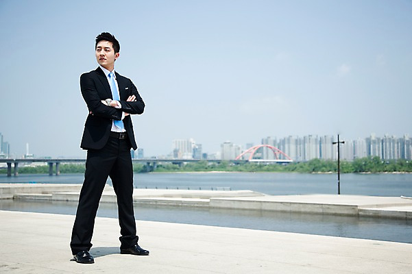 포토 JPG 주간 전신 구름 직업 라이프스타일 응시 남자 맨라이프 포즈 비즈니스 모션 하늘 한명 서기 사람 동양인 정장 빌딩 20대 성인 야외 비즈니스라이프 강 팔짱 한국인 도시 직장인 비즈니스맨 한강 가교 남자만 남자한명만 성인남자만 청년만 청년남자만 청년남자한명만 성인한명만 성인남자한명만 성인만 국내포토 자연요소 1 건축물 시선 옷 서울 인종 청년 건물 생활 랜드마크 파일형식