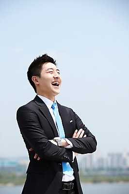 포토 JPG 주간 직업 라이프스타일 응시 남자 맨라이프 비즈니스 휴식 한명 미소 웃음 사람 동양인 정장 빌딩 상반신 20대 성인 야외 옆모습 아웃포커스 비즈니스라이프 팔짱 한국인 직장인 비즈니스맨 한강 남자만 남자한명만 성인남자만 청년만 청년남자만 청년남자한명만 성인한명만 성인남자한명만 성인만 국내포토 자연요소 1 시선 옷 뷰포인트 컨셉 모션 서울 촬영기법 표정 인종 청년 건물 생활 랜드마크 파일형식