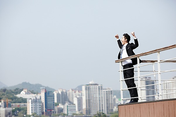 포토 JPG 주간 전신 직업 라이프스타일 응시 남자 맨라이프 포즈 비즈니스 모션 한명 서기 사람 동양인 정장 빌딩 20대 성인 야외 옆모습 아웃포커스 비즈니스라이프 주먹 한국인 도시 직장인 비즈니스맨 남자만 남자한명만 성인남자만 청년만 청년남자만 청년남자한명만 성인한명만 성인남자한명만 성인만 국내포토 자연요소 1 시선 옷 뷰포인트 촬영기법 인종 청년 건물 생활 파일형식