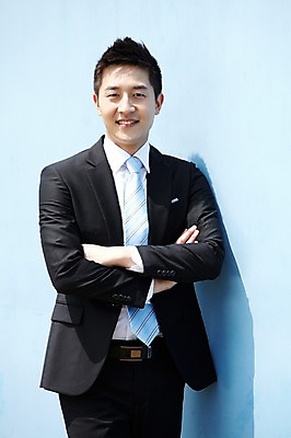 포토 JPG 주간 직업 라이프스타일 남자 벽 맨라이프 비즈니스 휴식 한명 서기 미소 웃음 사람 동양인 정장 20대 성인 야외 앞모습 비즈니스라이프 팔짱 한국인 직장인 비즈니스맨 남자만 남자한명만 성인남자만 청년만 청년남자만 청년남자한명만 성인한명만 성인남자한명만 성인만 국내포토 자연요소 1 옷 뷰포인트 컨셉 모션 표정 인종 청년 생활 파일형식