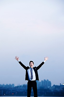 포토 JPG 주간 직업 라이프스타일 남자 맨라이프 포즈 비즈니스 모션 하늘 팔벌리기 한명 서기 미소 웃음 사람 동양인 정장 빌딩 20대 성인 야외 앞모습 아웃포커스 비즈니스라이프 만세 한국인 자유 도시 직장인 비즈니스맨 남자만 남자한명만 성인남자만 청년만 청년남자만 청년남자한명만 성인한명만 성인남자한명만 성인만 국내포토 자연요소 1 옷 뷰포인트 컨셉 촬영기법 표정 인종 청년 건물 생활 파일형식