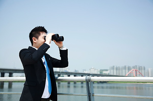 포토 JPG 주간 직업 라이프스타일 응시 남자 맨라이프 비즈니스 난간 모션 한명 들기 사람 동양인 정장 빌딩 상반신 20대 성인 야외 옆모습 아웃포커스 비즈니스라이프 강 쌍안경 망원경 한국인 관찰 도시 직장인 비즈니스맨 한강 가교 남자만 남자한명만 성인남자만 청년만 청년남자만 청년남자한명만 성인한명만 성인남자한명만 성인만 국내포토 자연요소 1 건축물 시선 옷 뷰포인트 서울 촬영기법 인종 청년 건물 생활 랜드마크 파일형식