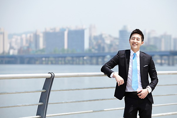포토 JPG 주간 직업 라이프스타일 남자 맨라이프 비즈니스 난간 휴식 한명 서기 미소 웃음 사람 동양인 정장 빌딩 20대 성인 야외 앞모습 아웃포커스 비즈니스라이프 강 한국인 직장인 비즈니스맨 한강 가교 남자만 남자한명만 성인남자만 청년만 청년남자만 청년남자한명만 성인한명만 성인남자한명만 성인만 국내포토 자연요소 1 건축물 옷 뷰포인트 컨셉 모션 서울 촬영기법 표정 인종 청년 건물 생활 랜드마크 파일형식