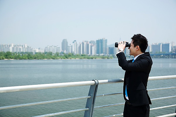 포토 JPG 주간 직업 라이프스타일 응시 남자 맨라이프 비즈니스 난간 모션 한명 서기 들기 사람 동양인 정장 빌딩 20대 성인 야외 옆모습 아웃포커스 비즈니스라이프 강 쌍안경 망원경 한국인 관찰 도시 직장인 비즈니스맨 한강 남자만 남자한명만 성인남자만 청년만 청년남자만 청년남자한명만 성인한명만 성인남자한명만 성인만 국내포토 자연요소 1 시선 옷 뷰포인트 서울 촬영기법 인종 청년 건물 생활 랜드마크 파일형식