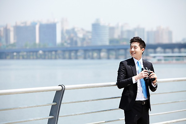포토 JPG 주간 직업 라이프스타일 응시 남자 맨라이프 비즈니스 난간 모션 한명 서기 미소 웃음 들기 사람 동양인 정장 빌딩 20대 성인 야외 앞모습 아웃포커스 비즈니스라이프 강 쌍안경 망원경 한국인 관찰 도시 직장인 비즈니스맨 한강 가교 남자만 남자한명만 성인남자만 청년만 청년남자만 청년남자한명만 성인한명만 성인남자한명만 성인만 국내포토 자연요소 1 건축물 시선 옷 뷰포인트 서울 촬영기법 표정 인종 청년 건물 생활 랜드마크 파일형식