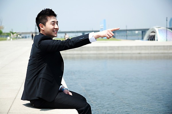 포토 JPG 주간 직업 라이프스타일 응시 남자 맨라이프 포즈 비즈니스 모션 한명 미소 웃음 사람 앉기 동양인 정장 손짓 20대 성인 야외 아웃포커스 비즈니스라이프 강 한국인 가리킴 직장인 비즈니스맨 한강 남자만 남자한명만 성인남자만 청년만 청년남자만 청년남자한명만 성인한명만 성인남자한명만 성인만 국내포토 자연요소 1 시선 옷 서울 촬영기법 표정 인종 청년 생활 랜드마크 파일형식