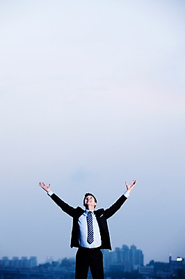 포토 JPG 주간 직업 라이프스타일 남자 맨라이프 포즈 비즈니스 모션 하늘 팔벌리기 한명 서기 사람 동양인 정장 빌딩 20대 성인 야외 앞모습 아웃포커스 비즈니스라이프 만세 한국인 자유 도시 직장인 비즈니스맨 남자만 남자한명만 성인남자만 청년만 청년남자만 청년남자한명만 성인한명만 성인남자한명만 성인만 국내포토 자연요소 1 옷 뷰포인트 컨셉 촬영기법 인종 청년 건물 생활 파일형식