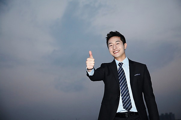 포토 JPG 주간 구름 직업 라이프스타일 남자 맨라이프 포즈 비즈니스 모션 하늘 한명 미소 웃음 사람 동양인 정장 손짓 상반신 20대 성인 야외 비즈니스라이프 한국인 최고 직장인 비즈니스맨 만족 남자만 남자한명만 성인남자만 청년만 청년남자만 청년남자한명만 성인한명만 성인남자한명만 성인만 국내포토 자연요소 1 옷 감정 표정 인종 청년 생활 파일형식