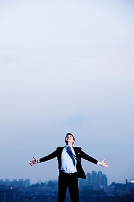 포토 JPG 주간 직업 라이프스타일 남자 맨라이프 포즈 비즈니스 모션 하늘 팔벌리기 한명 서기 사람 동양인 정장 빌딩 20대 성인 야외 앞모습 아웃포커스 비즈니스라이프 한국인 자유 도시 직장인 비즈니스맨 남자만 남자한명만 성인남자만 청년만 청년남자만 청년남자한명만 성인한명만 성인남자한명만 성인만 국내포토 자연요소 1 옷 뷰포인트 컨셉 촬영기법 인종 청년 건물 생활 파일형식