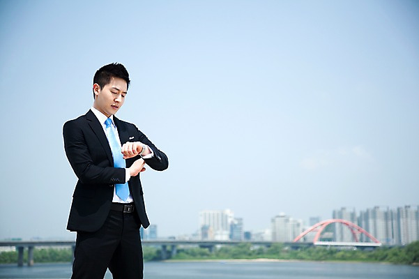 포토 JPG 주간 직업 라이프스타일 응시 남자 맨라이프 비즈니스 난간 하늘 한명 서기 사람 동양인 정장 빌딩 20대 성인 야외 아웃포커스 비즈니스라이프 강 한국인 시간 직장인 비즈니스맨 손목시계 한강 가교 남자만 남자한명만 성인남자만 청년만 청년남자만 청년남자한명만 성인한명만 성인남자한명만 성인만 국내포토 자연요소 1 건축물 시선 옷 시계 장신구 모션 서울 촬영기법 인종 청년 건물 생활 랜드마크 파일형식