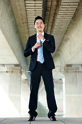 포토 JPG 주간 전신 직업 라이프스타일 남자 맨라이프 포즈 비즈니스 모션 한명 서기 미소 웃음 사람 동양인 정장 20대 성인 야외 앞모습 아웃포커스 비즈니스라이프 한국인 직장인 비즈니스맨 한강 다리밑 남자만 남자한명만 성인남자만 청년만 청년남자만 청년남자한명만 성인한명만 성인남자한명만 성인만 국내포토 자연요소 1 옷 뷰포인트 서울 촬영기법 표정 인종 청년 생활 다리_건축물 아래 랜드마크 파일형식