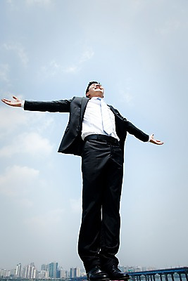 포토 JPG 주간 전신 구름 직업 라이프스타일 남자 로우앵글 맨라이프 포즈 비즈니스 모션 하늘 팔벌리기 한명 서기 미소 웃음 사람 동양인 정장 빌딩 20대 성인 야외 앞모습 비즈니스라이프 한국인 자유 도시 직장인 비즈니스맨 가교 남자만 남자한명만 성인남자만 청년만 청년남자만 청년남자한명만 성인한명만 성인남자한명만 성인만 국내포토 자연요소 1 건축물 옷 뷰포인트 컨셉 표정 인종 청년 건물 생활 파일형식
