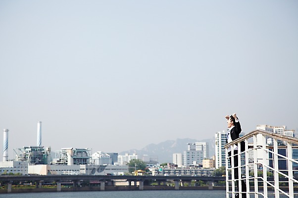 포토 JPG 주간 전신 직업 라이프스타일 응시 남자 맨라이프 포즈 비즈니스 모션 한명 서기 사람 동양인 정장 빌딩 20대 성인 야외 옆모습 비즈니스라이프 주먹 한국인 도시 직장인 비즈니스맨 한강 가교 남자만 남자한명만 성인남자만 청년만 청년남자만 청년남자한명만 성인한명만 성인남자한명만 성인만 국내포토 자연요소 1 건축물 시선 옷 뷰포인트 서울 인종 청년 건물 생활 랜드마크 파일형식