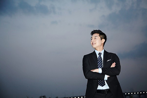 포토 JPG 주간 구름 직업 라이프스타일 응시 남자 맨라이프 비즈니스 하늘 휴식 한명 미소 웃음 사람 동양인 정장 상반신 20대 성인 야외 앞모습 비즈니스라이프 팔짱 한국인 직장인 비즈니스맨 저녁 남자만 남자한명만 성인남자만 청년만 청년남자만 청년남자한명만 성인한명만 성인남자한명만 성인만 국내포토 자연요소 1 시선 옷 뷰포인트 컨셉 모션 표정 인종 청년 생활 야간 파일형식