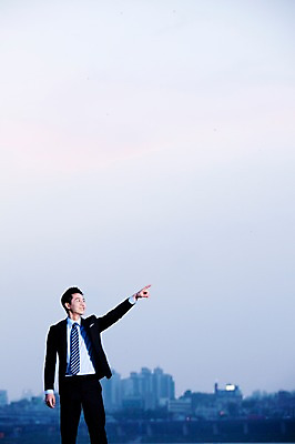 포토 JPG 주간 직업 라이프스타일 응시 남자 맨라이프 포즈 비즈니스 모션 하늘 한명 서기 미소 웃음 사람 동양인 정장 손짓 빌딩 20대 성인 야외 앞모습 아웃포커스 비즈니스라이프 한국인 가리킴 도시 직장인 비즈니스맨 남자만 남자한명만 성인남자만 청년만 청년남자만 청년남자한명만 성인한명만 성인남자한명만 성인만 국내포토 자연요소 1 시선 옷 뷰포인트 촬영기법 표정 인종 청년 건물 생활 파일형식