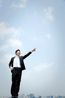 포토 JPG 주간 전신 구름 직업 라이프스타일 응시 남자 맨라이프 허리손 포즈 비즈니스 모션 하늘 한명 서기 미소 웃음 사람 동양인 정장 손짓 빌딩 20대 성인 야외 앞모습 비즈니스라이프 한국인 가리킴 도시 직장인 비즈니스맨 남자만 남자한명만 성인남자만 청년만 청년남자만 청년남자한명만 성인한명만 성인남자한명만 성인만 국내포토 자연요소 1 시선 옷 뷰포인트 표정 인종 청년 건물 생활 파일형식