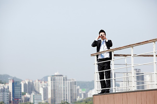 포토 JPG 주간 전신 직업 라이프스타일 응시 남자 맨라이프 비즈니스 난간 모션 한명 서기 들기 사람 동양인 정장 빌딩 20대 성인 야외 앞모습 아웃포커스 비즈니스라이프 망원경 일안경 한국인 관찰 도시 직장인 비즈니스맨 남자만 남자한명만 성인남자만 청년만 청년남자만 청년남자한명만 성인한명만 성인남자한명만 성인만 국내포토 자연요소 1 시선 옷 뷰포인트 촬영기법 인종 청년 건물 생활 파일형식