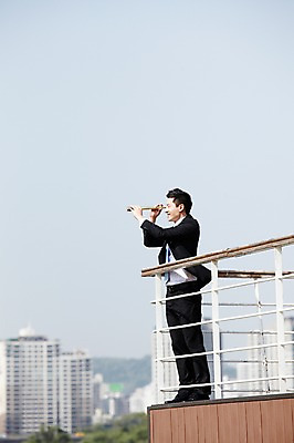 포토 JPG 주간 전신 직업 라이프스타일 응시 남자 맨라이프 비즈니스 난간 모션 한명 서기 들기 사람 동양인 정장 빌딩 20대 성인 야외 옆모습 아웃포커스 비즈니스라이프 망원경 일안경 한국인 관찰 도시 직장인 비즈니스맨 남자만 남자한명만 성인남자만 청년만 청년남자만 청년남자한명만 성인한명만 성인남자한명만 성인만 국내포토 자연요소 1 시선 옷 뷰포인트 촬영기법 인종 청년 건물 생활 파일형식