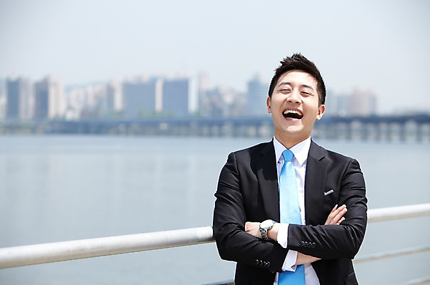 포토 JPG 주간 직업 라이프스타일 남자 맨라이프 비즈니스 난간 휴식 한명 미소 웃음 사람 동양인 정장 빌딩 상반신 20대 성인 야외 앞모습 아웃포커스 비즈니스라이프 강 팔짱 한국인 직장인 비즈니스맨 한강 가교 남자만 남자한명만 성인남자만 청년만 청년남자만 청년남자한명만 성인한명만 성인남자한명만 성인만 국내포토 자연요소 1 건축물 옷 뷰포인트 컨셉 모션 서울 촬영기법 표정 인종 청년 건물 생활 랜드마크 파일형식