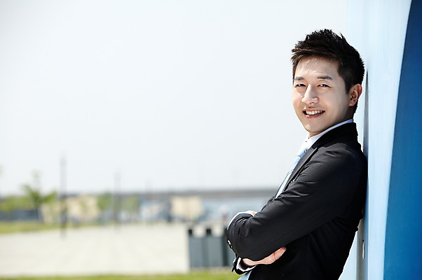 포토 JPG 주간 직업 라이프스타일 남자 맨라이프 비즈니스 휴식 한명 미소 웃음 사람 동양인 정장 상반신 20대 성인 야외 옆모습 아웃포커스 비즈니스라이프 팔짱 한국인 직장인 비즈니스맨 남자만 남자한명만 성인남자만 청년만 청년남자만 청년남자한명만 성인한명만 성인남자한명만 성인만 국내포토 자연요소 1 옷 뷰포인트 컨셉 모션 촬영기법 표정 인종 청년 생활 파일형식