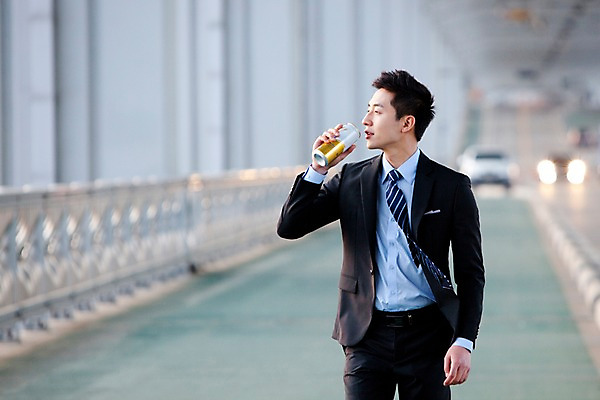 포토 JPG 주간 직업 라이프스타일 응시 남자 도로 여유 음료 맨라이프 비즈니스 난간 휴식 맥주 주류 한명 들기 사람 동양인 정장 20대 성인 취미 야외 앞모습 아웃포커스 비즈니스라이프 걷기 산책 한국인 마시기 직장인 비즈니스맨 먹기 음주 한강 상쾌 캔맥주 가교 남자만 남자한명만 성인남자만 청년만 청년남자만 청년남자한명만 성인한명만 성인남자한명만 성인만 혼족 낮술 국내포토 자연요소 1 건축물 시선 옷 감정 길 뷰포인트 컨셉 교통시설 모션 서울 촬영기법 인종 청년 생활 캔 랜드마크 싱글라이프 파일형식