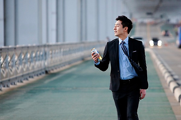 포토 JPG 주간 직업 라이프스타일 응시 남자 도로 여유 음료 맨라이프 비즈니스 난간 휴식 맥주 주류 한명 들기 사람 동양인 정장 20대 성인 취미 야외 앞모습 아웃포커스 비즈니스라이프 걷기 산책 한국인 직장인 비즈니스맨 음주 한강 상쾌 캔맥주 가교 남자만 남자한명만 성인남자만 청년만 청년남자만 청년남자한명만 성인한명만 성인남자한명만 성인만 혼족 낮술 국내포토 자연요소 1 건축물 시선 옷 감정 길 뷰포인트 컨셉 교통시설 모션 서울 촬영기법 인종 청년 생활 캔 랜드마크 싱글라이프 파일형식